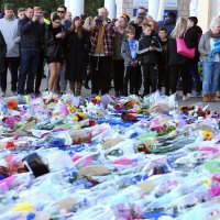 Cvijeće za poginule u nesreću u kojoj je poginuo i vlasnik Leicestera