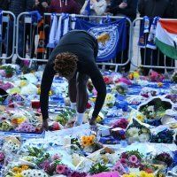 Darnell Johnson položio je majicu s potpisima među cvijeće