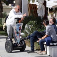 Građani i turisti iskoristili sunčan dan za šetnju Rivom