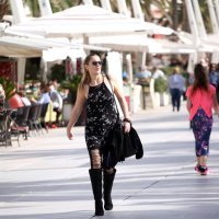 Građani i turisti iskoristili sunčan dan za šetnju Rivom