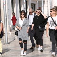 Građani i turisti iskoristili sunčan dan za šetnju Rivom