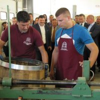 Talijani u Kutini proizvode vinske bačve od slavonskog hrasta