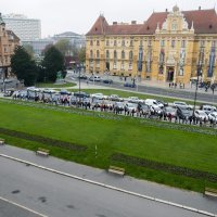 Građani u redu čekaju karte za baletnu predstavu Orašar