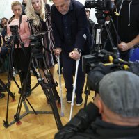 Milan Bandić na štakama