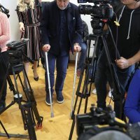 Milan Bandić na štakama