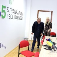 Milan Bandić na štakama