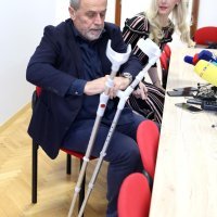 Milan Bandić na štakama