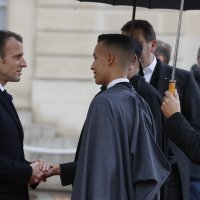 Emmanuel Macron pozdravlja marokanskog kralja Muhameda VI i njegovog sina