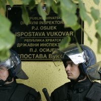 Razbijanje dvojezičnih ploča