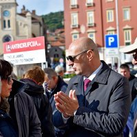 Mislav Kolakušić s građanima koji bi se priključili njegovoj budućoj političkoj stranci