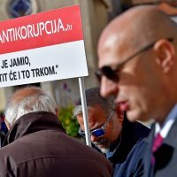 Mislav Kolakušić s građanima koji bi se priključili njegovoj budućoj političkoj stranci