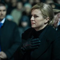 Predsjednica Grbar-Kitarović u Lovasu s mještanima upalila svijeće za Vukovar