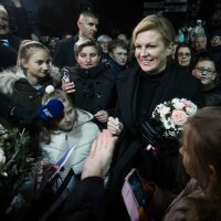 Predsjednica Grbar-Kitarović u Lovasu s mještanima upalila svijeće za Vukovar