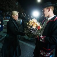 Predsjednica Grbar-Kitarović u Lovasu s mještanima upalila svijeće za Vukovar