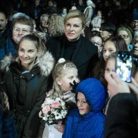 Predsjednica Grbar-Kitarović u Lovasu s mještanima upalila svijeće za Vukovar