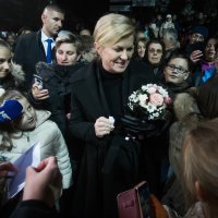 Predsjednica Grbar-Kitarović u Lovasu s mještanima upalila svijeće za Vukovar