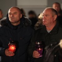 Paljenje svijeća ispred Opće bolnice Vukovar uoči Dana sjećanja na žrtvu Vukovara