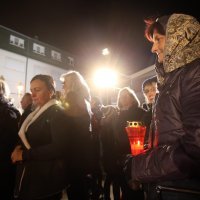 Paljenje svijeća ispred Opće bolnice Vukovar uoči Dana sjećanja na žrtvu Vukovara