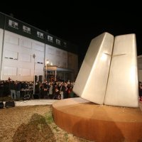 Paljenje svijeća ispred Opće bolnice Vukovar uoči Dana sjećanja na žrtvu Vukovara