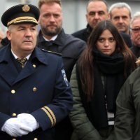 Brojni građani, branitelji i državni dužnosnici okupljaju se ispred bolnice u Vukovaru