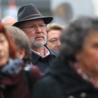 Brojni građani, branitelji i državni dužnosnici okupljaju se ispred bolnice u Vukovaru