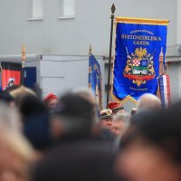 Brojni građani, branitelji i državni dužnosnici okupljaju se ispred bolnice u Vukovaru