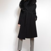 Crni kaput s kašmirom i krznom na kapuljači