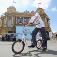 Ispred HNK u Zagrebu održana utrka romobilima