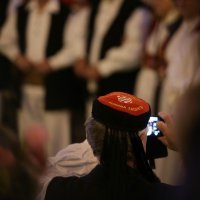 Paljenje prve adventske svijeće na vijencu oko Manduševca