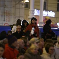 Paljenje prve adventske svijeće na vijencu oko Manduševca