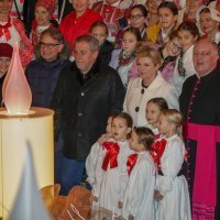 Paljenje prve adventske svijeće na vijencu oko Manduševca