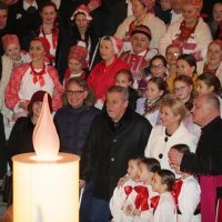 Paljenje prve adventske svijeće na vijencu oko Manduševca