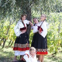 Daniela Gračan sa kćerima na Vrbniku