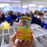 Ministar Tomislav Tolušić školarcima je dijelio teglice meda i slikovnice povodom Školskog mednog dana u OŠ Kajzerica