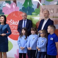 Ministar Tomislav Tolušić školarcima je dijelio teglice meda i slikovnice povodom Školskog mednog dana u OŠ Kajzerica