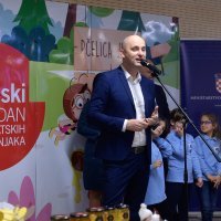 Ministar Tomislav Tolušić školarcima je dijelio teglice meda i slikovnice povodom Školskog mednog dana u OŠ Kajzerica