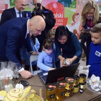 Ministar Tomislav Tolušić školarcima je dijelio teglice meda i slikovnice povodom Školskog mednog dana u OŠ Kajzerica