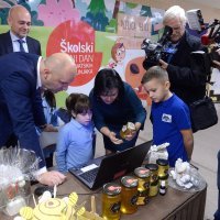 Ministar Tomislav Tolušić školarcima je dijelio teglice meda i slikovnice povodom Školskog mednog dana u OŠ Kajzerica