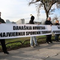Prosvjed prije svečanosti otkrivanja spomenika Franji Tuđmanu