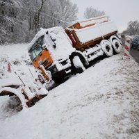 Kamion ralica sletila u kanal dok je čistila snijeg