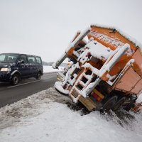Kamion ralica sletila u kanal dok je čistila snijeg
