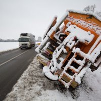 Kamion ralica sletila u kanal dok je čistila snijeg