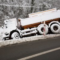 Kamion ralica sletila u kanal dok je čistila snijeg