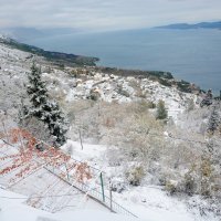 Zaseoci u brdima iznad Omiša jutros ostali zarobljeni s 20-ak centimetara snijega