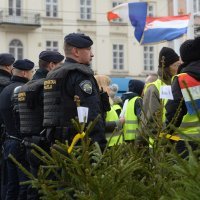 Održan prosvjed žutih prsluka na Trgu bana Jelačića