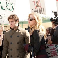 Emily VanCamp i Josh Bowman