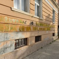 Prijeteći grafit na zgradi u kojoj posluje odvjetnik Andrej Korljan