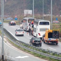 Autobus u kvaru na čvoru Orehovica, promet se odvija jednim kolničkim trakom