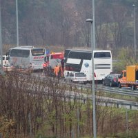Autobus u kvaru na čvoru Orehovica, promet se odvija jednim kolničkim trakom
