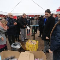 Predsjednik Živog zida Ivan Vilibor Sinčić i Vladimira Palfi na Trgu Petra Preradovića dijelili su građanima riblji paprikaš i božićne pakete za djecu